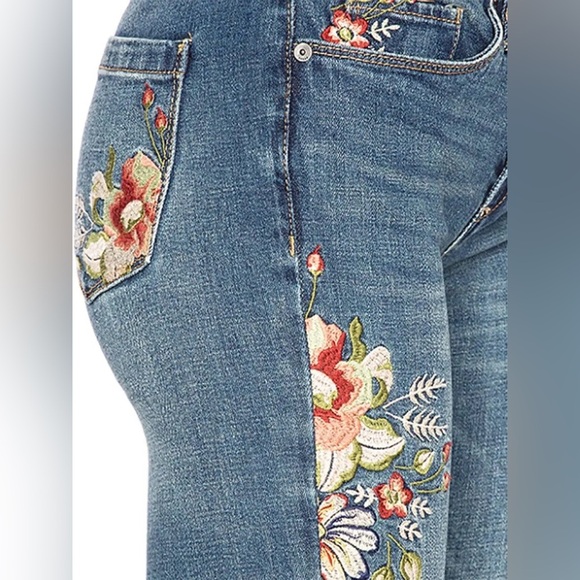 Blank NYC Blue Floral Embroidered Cropped Jeans - Picture 4 of 16